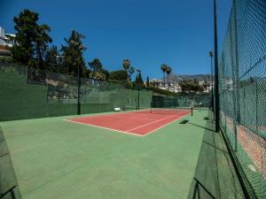 Tenis alebo squash v ubytovaní Apartment Las Ranas by Interhome alebo jeho okolí