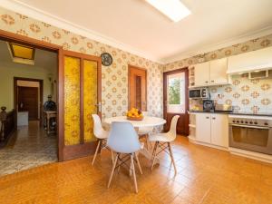 Küche/Küchenzeile in der Unterkunft Villa Can Jeroni by Interhome