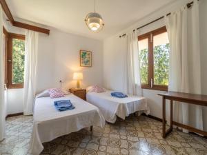 Ein Bett oder Betten in einem Zimmer der Unterkunft Villa Can Jeroni by Interhome