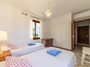 Ein Bett oder Betten in einem Zimmer der Unterkunft Villa Can Jeroni by Interhome