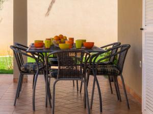 stół z krzesłami i miską owoców na nim w obiekcie Holiday Home Villa Zara by Interhome w Puli
