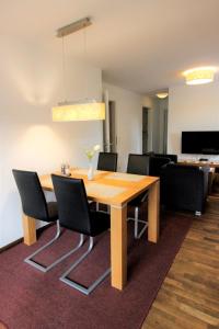 einen Konferenzraum mit einem Holztisch und Stühlen in der Unterkunft Apartment Tom & Jeri by Interhome in Kaprun