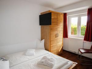 ein Schlafzimmer mit einem Bett mit zwei weißen Handtüchern darauf in der Unterkunft Apartment Tom & Jeri by Interhome in Kaprun