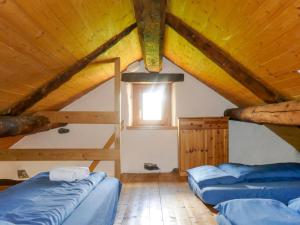 Двухъярусная кровать или двухъярусные кровати в номере Holiday Home Rustico Dolomia by Interhome