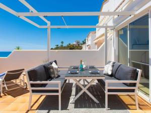 Posezení v ubytování Holiday Home Panorama Beach by Interhome