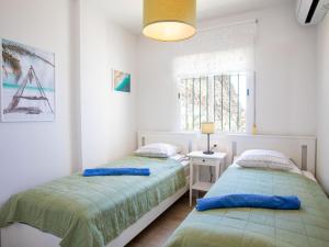 Postel nebo postele na pokoji v ubytování Holiday Home Panorama Beach by Interhome
