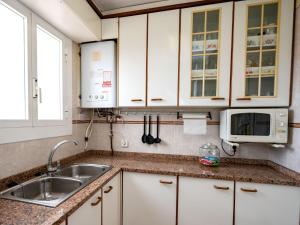 Kuchyňa alebo kuchynka v ubytovaní Apartment Sun and Beach by Interhome