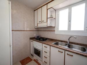Kuchyňa alebo kuchynka v ubytovaní Apartment Sun and Beach by Interhome