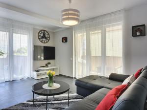 Televízia a/alebo spoločenská miestnosť v ubytovaní Villa Noemi by Interhome