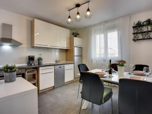 Kuchyňa alebo kuchynka v ubytovaní Villa Noemi by Interhome