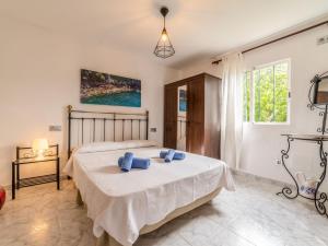Posteľ alebo postele v izbe v ubytovaní Villa Can Delfin Alcudia by Interhome