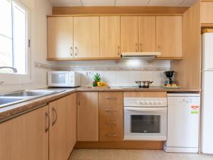 Η κουζίνα ή μικρή κουζίνα στο Holiday Home Jenaro by Interhome