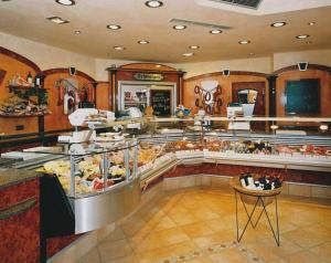 un restaurante con una línea de buffet con muchos alimentos diferentes en Gasthof Falkenstein - Metzgerei Schwaiger - en Flintsbach
