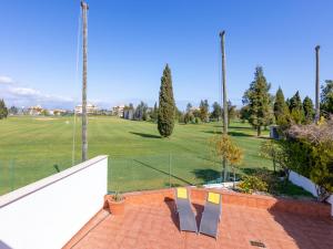 - une vue sur un parc avec deux bancs métalliques dans l'établissement Holiday Home Gran Olamar Golf by Interhome, à Oliva