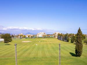 - une vue sur un parcours de golf avec un green dans l'établissement Holiday Home Gran Olamar Golf by Interhome, à Oliva