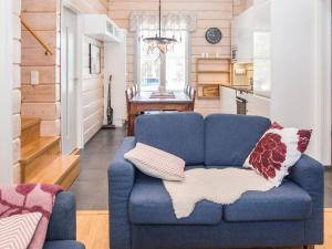 un sofá azul en una sala de estar con cocina en Holiday Home Villa hanki by Interhome, en Ruka