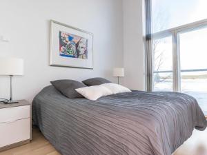 a bedroom with a large bed and a window at Holiday Home Villa marina by Interhome in Padasjoki