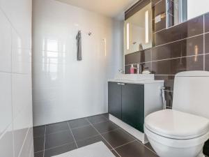 een badkamer met toilet en wastafel bij Holiday Home Villa marina by Interhome in Padasjoki +14 foto's