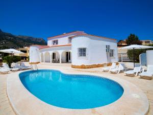 willa z basenem przed domem w obiekcie Holiday Home Villa Cassandra by Interhome w mieście Calpe