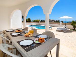 stół z talerzem jedzenia na patio w obiekcie Holiday Home Villa Cassandra by Interhome w mieście Calpe