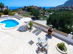 widok na basen i ocean w obiekcie Holiday Home Villa Cassandra by Interhome w mieście Calpe
