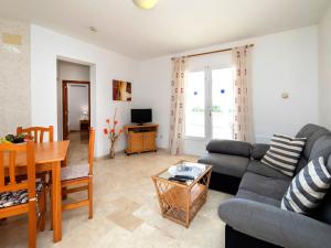 salon z kanapą i stołem w obiekcie Holiday Home Villa Cassandra by Interhome w mieście Calpe