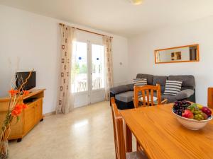 salon ze stołem i kanapą w obiekcie Holiday Home Villa Cassandra by Interhome w mieście Calpe +30 zdjęć