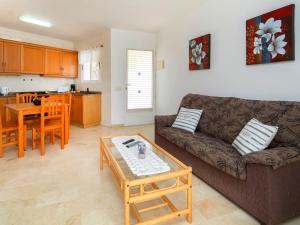 salon z kanapą i stołem w obiekcie Holiday Home Villa Cassandra by Interhome w mieście Calpe