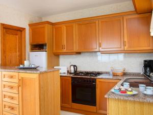 Kuchnia lub aneks kuchenny w obiekcie Holiday Home Villa Cassandra by Interhome