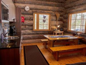 uma cozinha com paredes de madeira e uma mesa de madeira em Holiday Home Rukan skikolo by Interhome em Ruka
