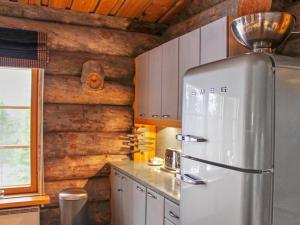Kuchyň nebo kuchyňský kout v ubytování Holiday Home Kelo tuisku by Interhome