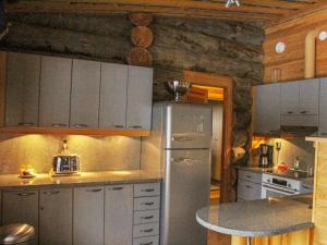 Kuchyň nebo kuchyňský kout v ubytování Holiday Home Kelo tuisku by Interhome