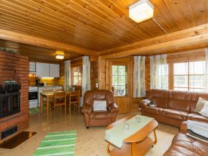 Posezení v ubytování Holiday Home Paapuuri by Interhome