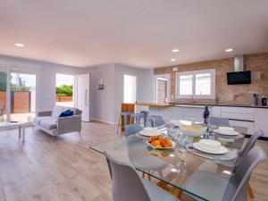 Kuchyň nebo kuchyňský kout v ubytování Holiday Home Nueva Playa-3 by Interhome + 22 fotografií