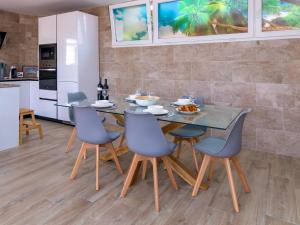 Kuchyň nebo kuchyňský kout v ubytování Holiday Home Nueva Playa-3 by Interhome
