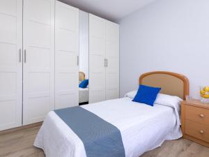 Postel nebo postele na pokoji v ubytování Holiday Home Nueva Playa-3 by Interhome