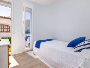 Postel nebo postele na pokoji v ubytování Holiday Home Nueva Playa-3 by Interhome