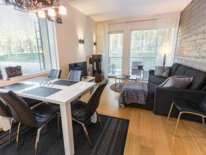 Una sala de estar con una mesa y sillas y un sofá. en Holiday Home Tunturinlaita b3 by Interhome, en Levi