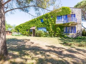 a house with ivy growing on the side of it at Holiday Home Les Figuiers by Interhome in Vaux-sur-Mer