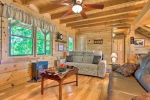 een woonkamer met een bank en een open haard in een blokhut bij Smoky Top Summit about 12 Miles to National Park! in Whittier