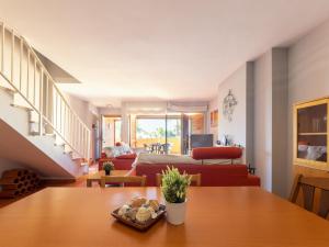 uma sala de estar com uma mesa e um sofá em Holiday Home Creixell by Interhome em Creixell
