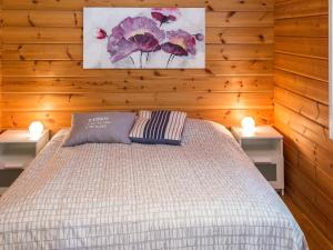 - une chambre avec un lit et 2 tables de chevet dans l'établissement Holiday Home Tahkon rantatupa 7 b by Interhome, à Tahkovuori 23 autres photos