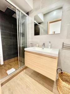 uma casa de banho com um lavatório e um chuveiro em Le Mattoni 3 em Menton