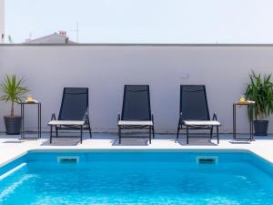 Bazén v ubytování Apartment Laura by Interhome nebo v jeho okolí