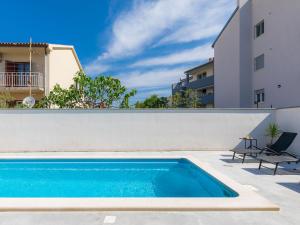 Bazén v ubytování Apartment Laura by Interhome nebo v jeho okolí