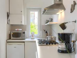 Kuchyň nebo kuchyňský kout v ubytování Apartment Laura by Interhome