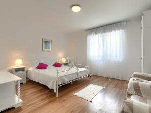 Postel nebo postele na pokoji v ubytování Apartment Laura by Interhome
