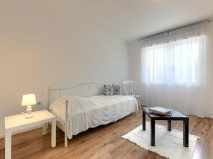 Postel nebo postele na pokoji v ubytování Apartment Laura by Interhome