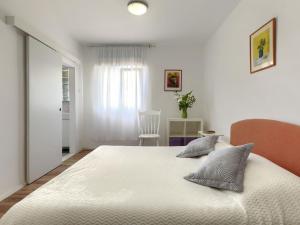 Postel nebo postele na pokoji v ubytování Apartment Laura by Interhome