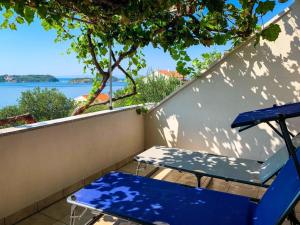 een tafel en stoelen op een balkon met uitzicht op het water bij Apartment Katica-1 by Interhome in Rab